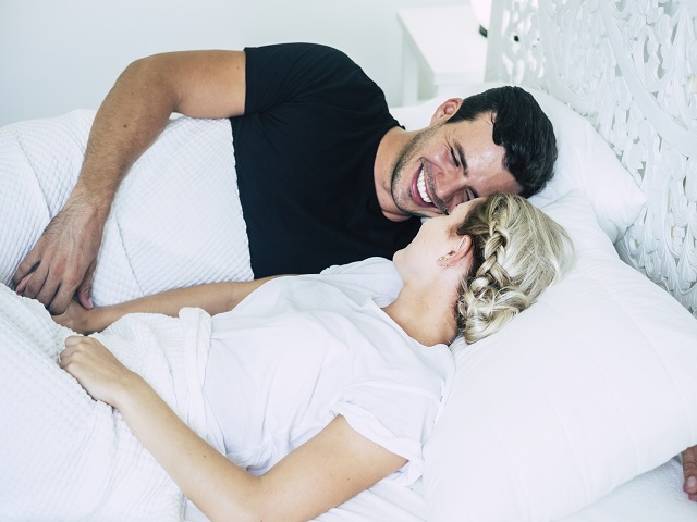 счастливая молодая пара в постели наслаждаются отношениями